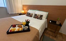 Copacabana, 200m da praia, portaria 24hrs, cozinha completa, ao lado do metrô, banheiro grande, quarto ar condicionado, ventilador de teto e cama de casa, na sala um sofa cama queen c ventilador de teto, silencioso